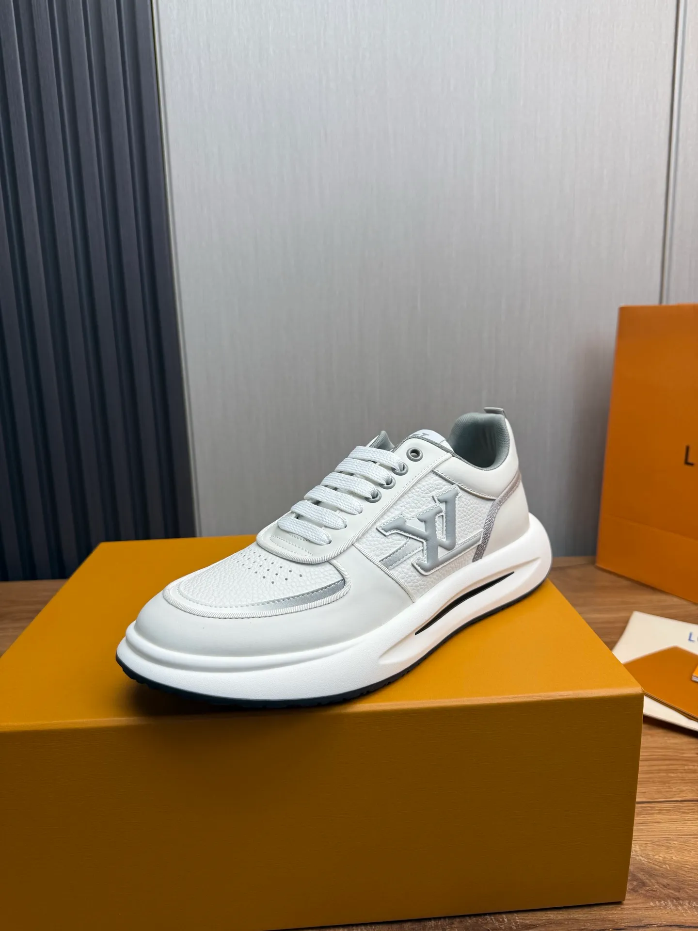 Men's shoes 💰820💰 Lv. Top purchasing agent 🇮🇹 Louis Vuitton, sports shoes counter synchronization, uppers imported from Italy, high-quality splicing and complex handicrafts, imported mesh pads are soft and comfortable, soles: original factory special soles, TPU exclusive movable molded soles super comfortable, original factory single goods, 🔍🔍high quality, you can enter and exit the counter at will, welcome to compare, code number 38-44 (Customized 38.45)